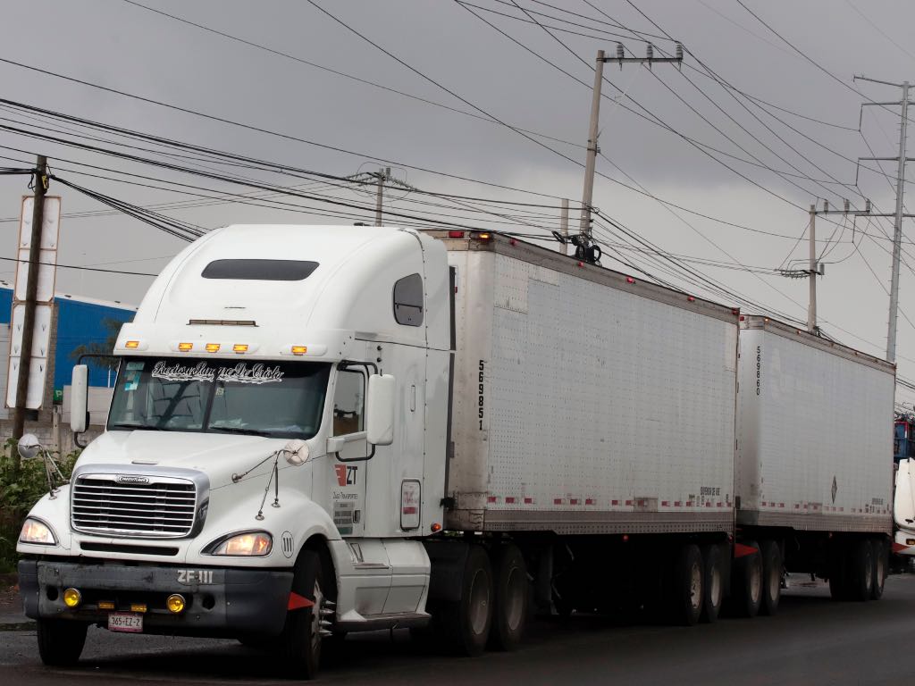 Persecución en Las Haras por tráiler robado; podría haber policías implicados en robo