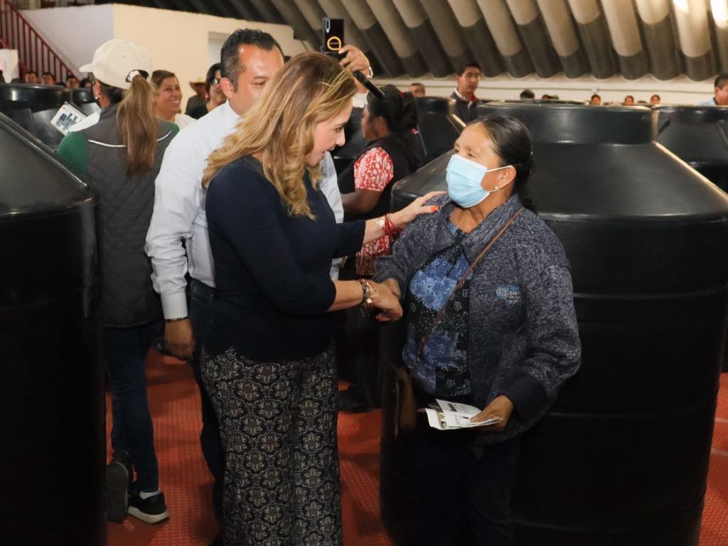 Reciben familias de Cholula depósitos de agua gracias a programa Vivienda y Familia