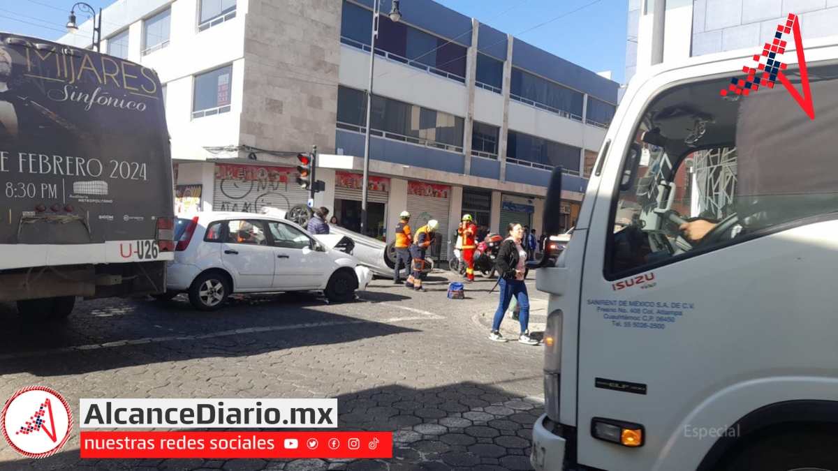 Se registra volcadura de automóvil en el centro de Puebla