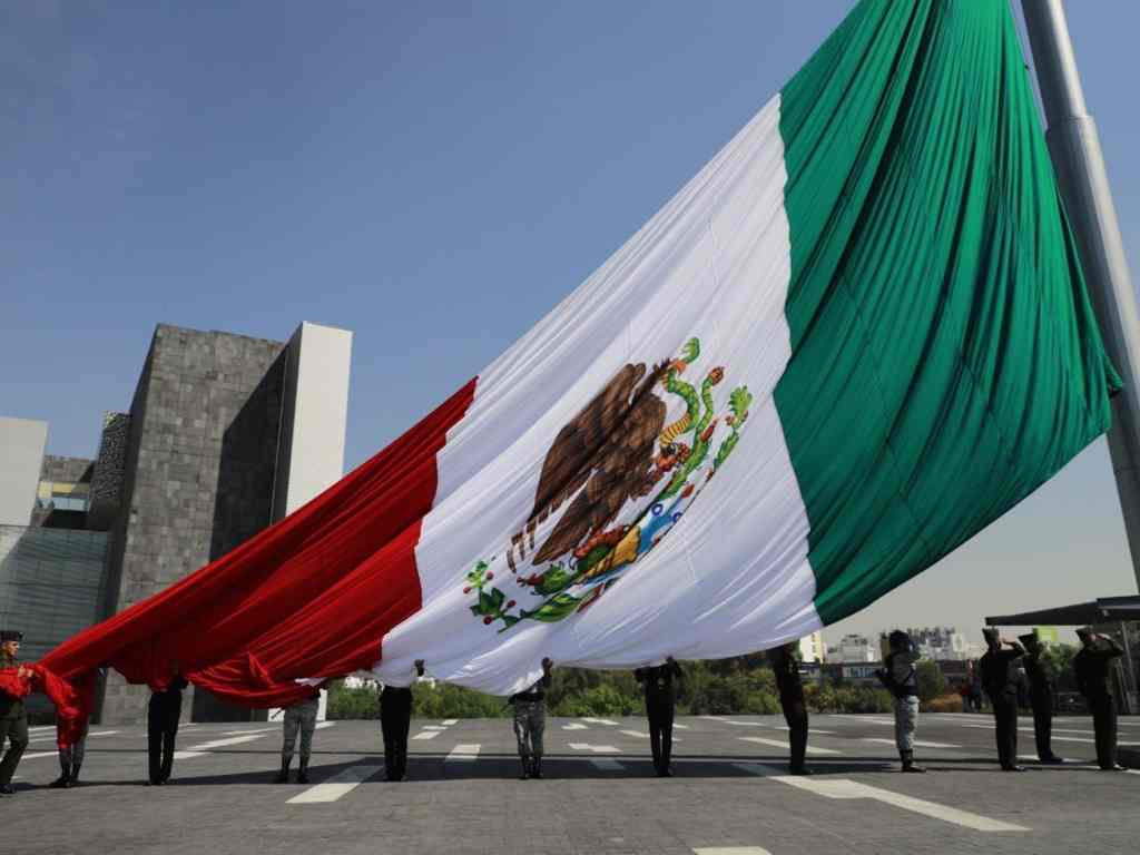 Sergio Salomón Céspedes conmemora el Día de la Bandera en Puebla