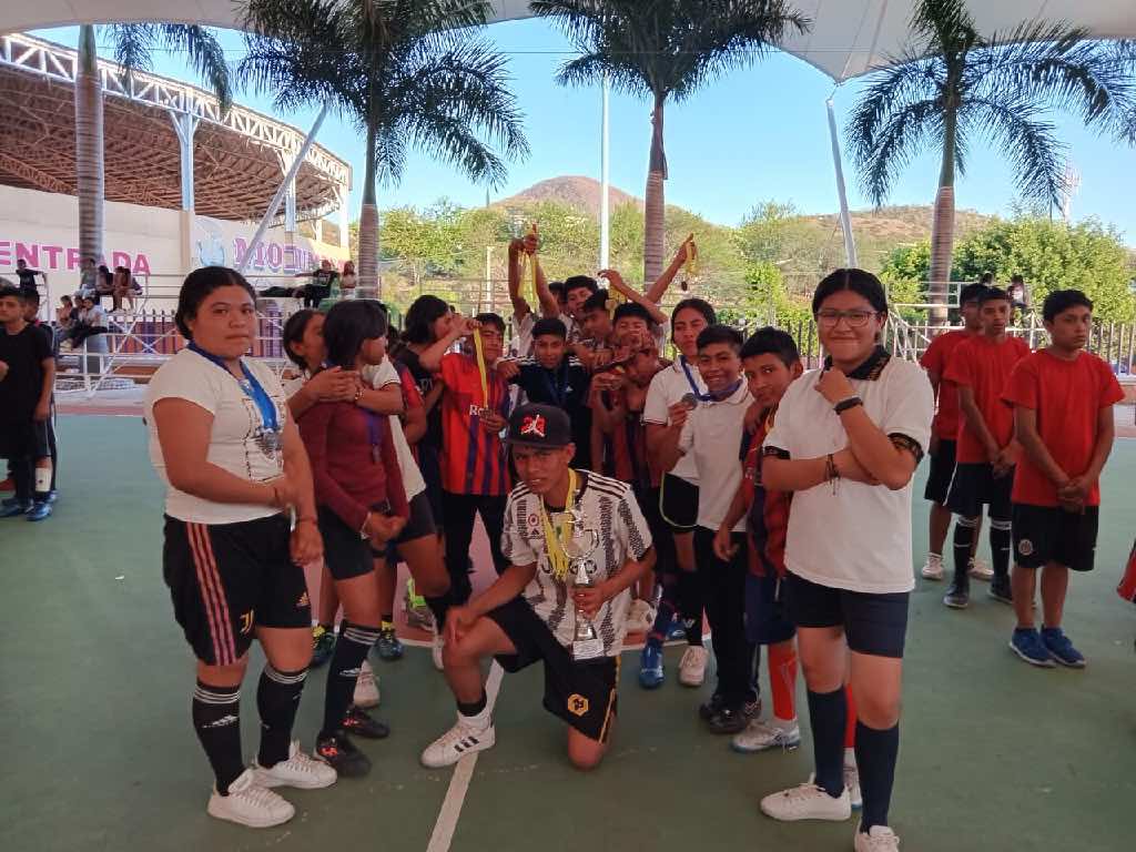 Triunfa Petlalcingo en atletismo y futbol femenil en concurso deportivo de zona