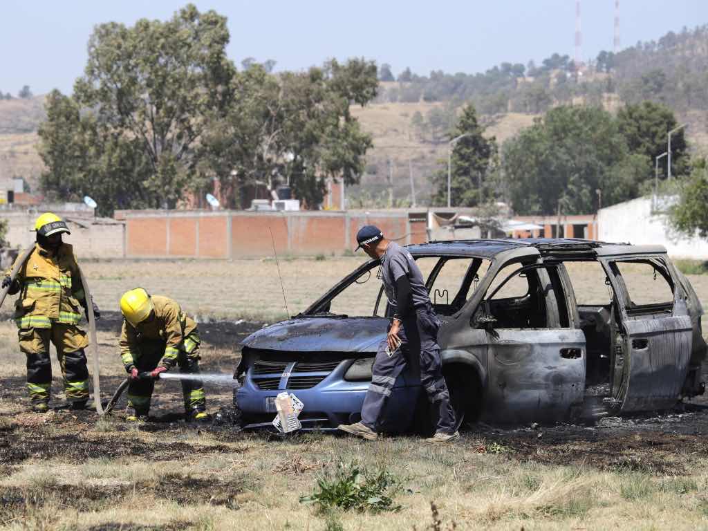 Una camioneta calcinada y una civil muerto deja violento asalto en San Pedro Cholula