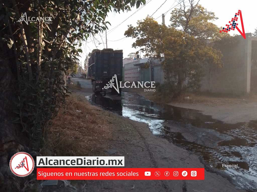 Abandona caja de tráiler con bidones de gasolina en Bosques de Amalucan