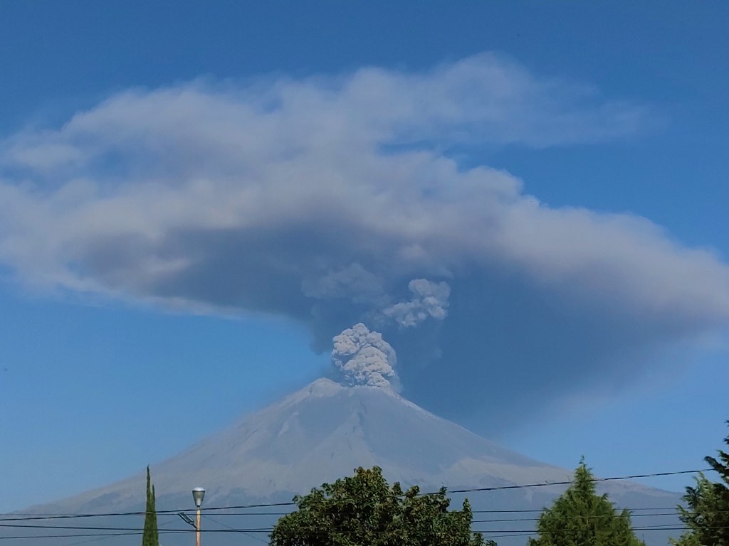 Registran 14 municipios caída de ceniza del Popocatépetl; hay 15 personas con rinitis