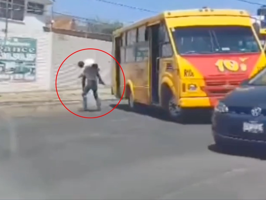 ¡Échenles al Canelo! Choferes de la Ruta 10 se dan un tiro en calles de Puebla