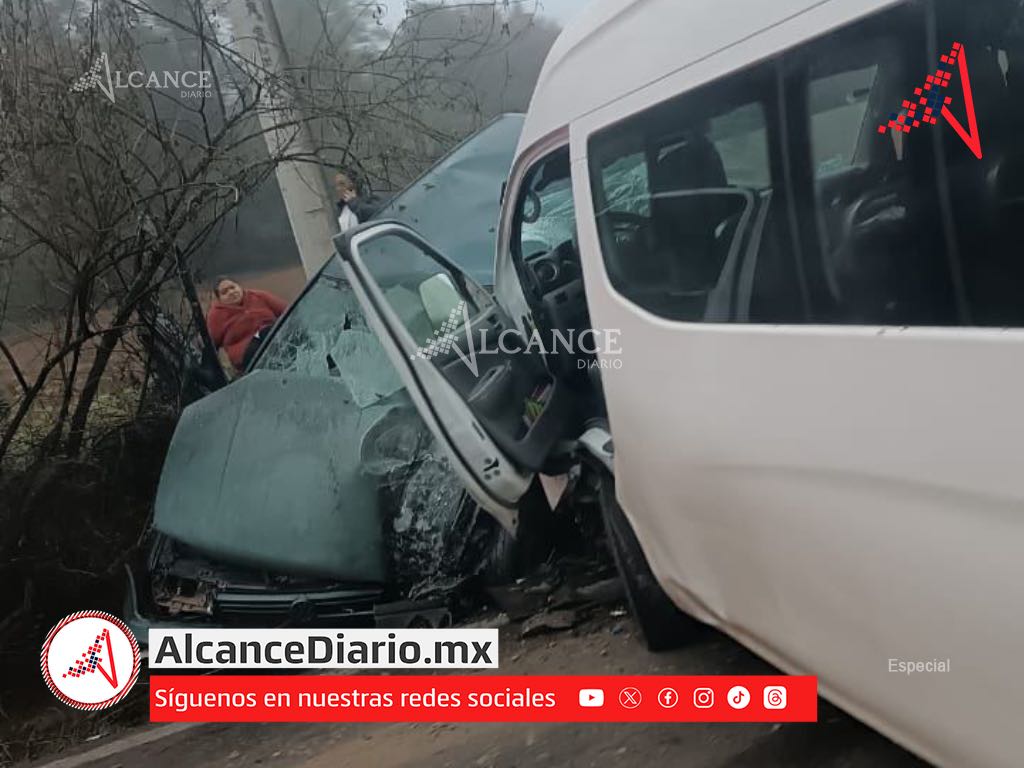 Choque entre combi de pasajeros y vehículo deja dos lesionados en Zacapoaxtla