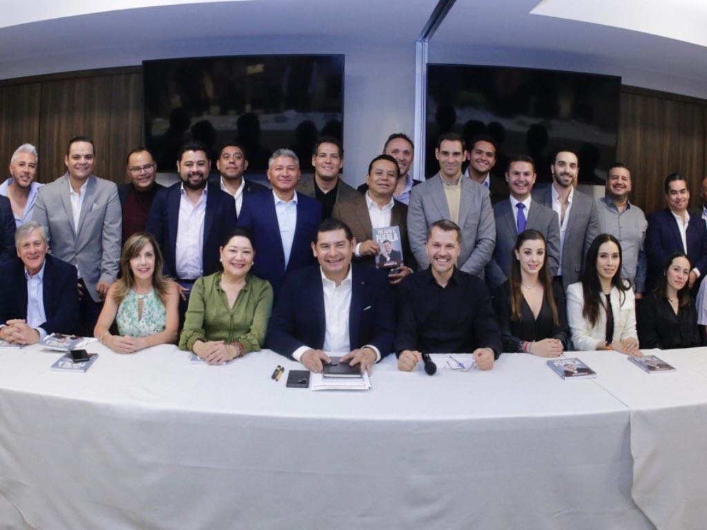 Armenta sostiene diálogo con integrantes del Club de Empresarios de Puebla