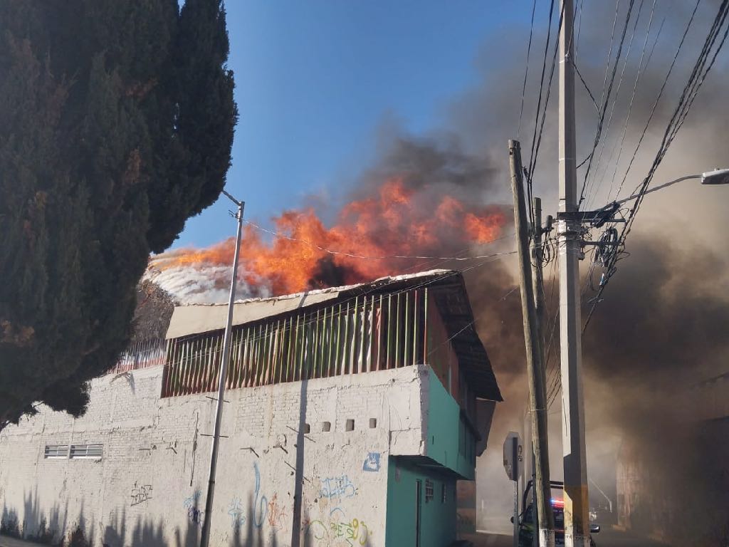 Doble incendio en Villa Universitaria: fuego consume casa y restaurante