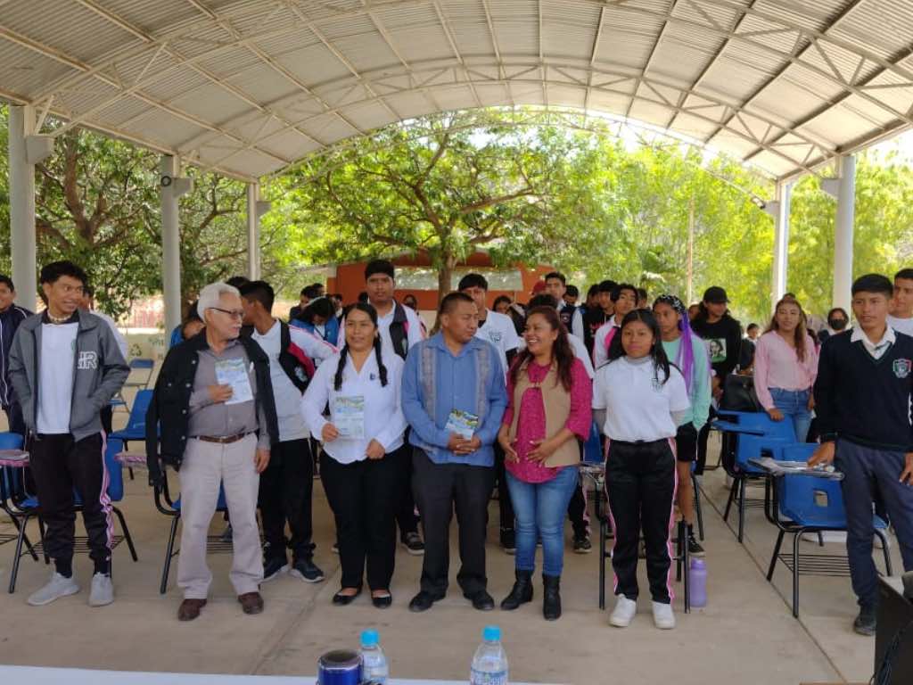 Habla doctor en Física y Matemáticas sobre “La importancia de estudiar” a estudiantes en Acatlán