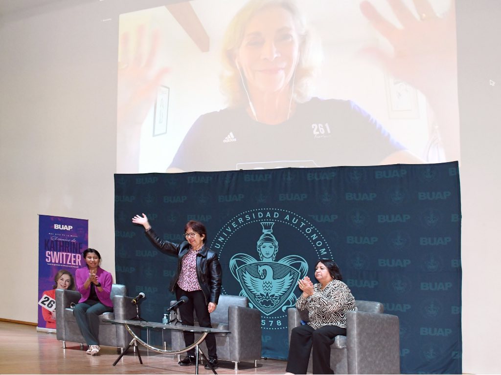 Kathrine Switzer, precursora en la igualdad de género en el deporte, da conferencia en la BUAP