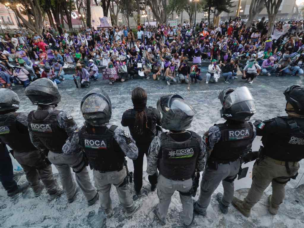 Gritos, consignas, gas lacrimógeno y detenidos, así fue la marcha separatista por el 8M en Puebla