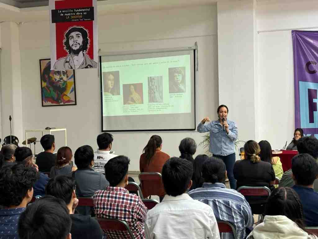 Ofrecen conferencia en la Casa del Estudiante Hermanos Serdán por el Día Internacional de la Mujer