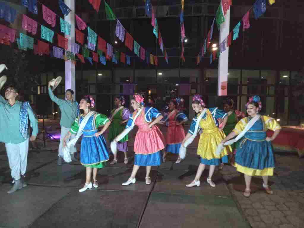 Realizan tarde de huapangos en Balcones del Sur