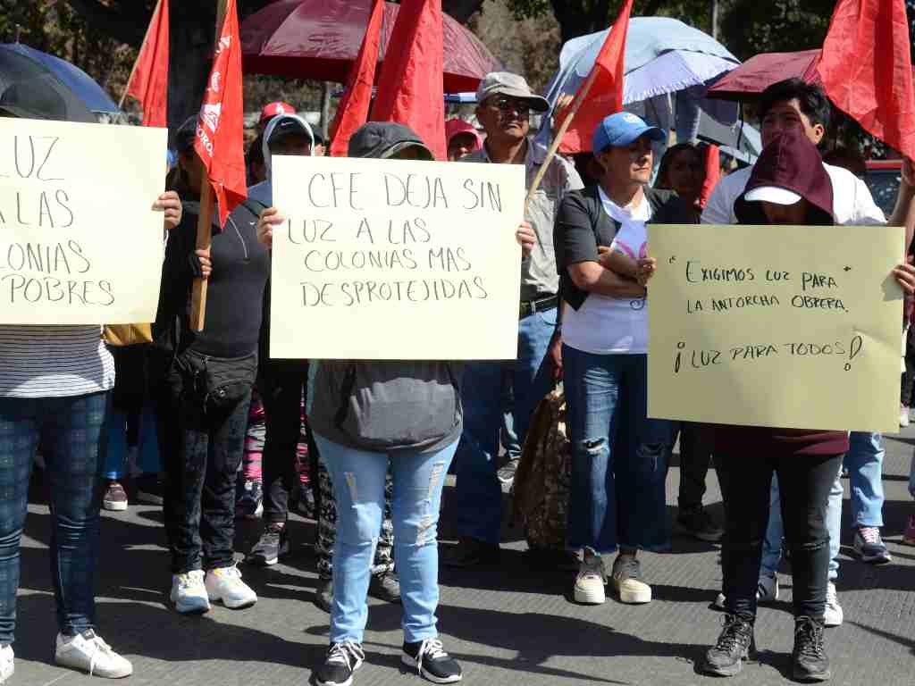Tras cortes de luz, antorchistas se manifiestan frente a la CFE de la 25 Poniente