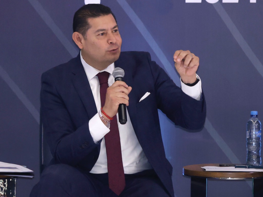 Alejandro Armenta propone crear medicamentos libres de patentes en Puebla
