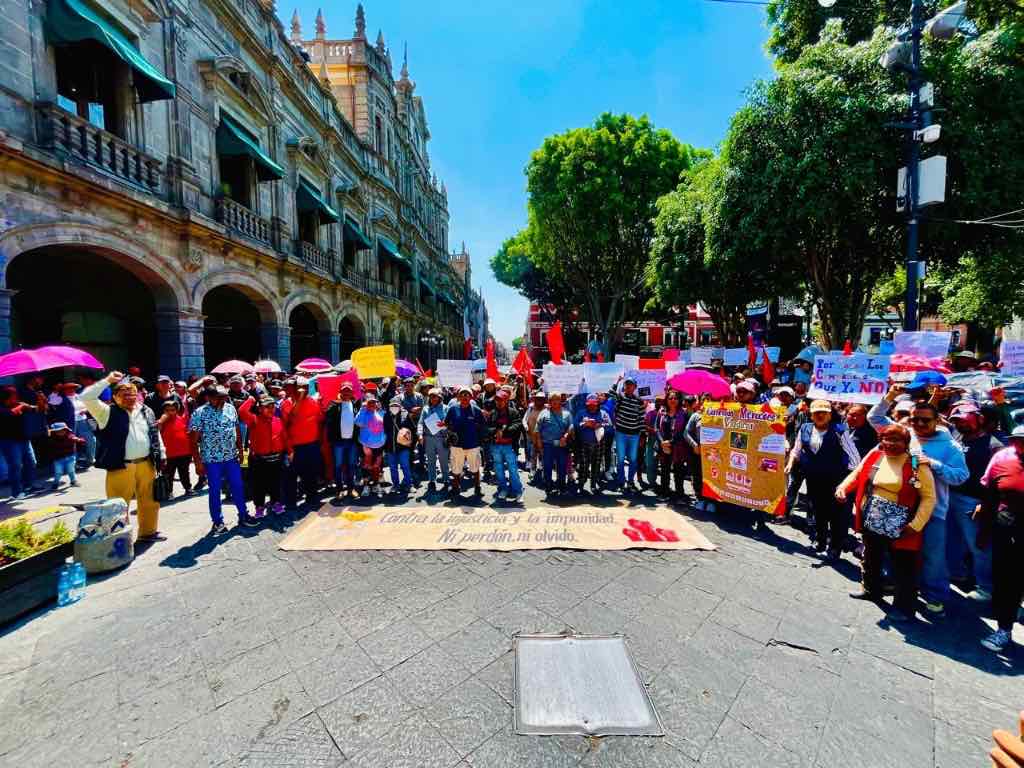 Con cadena humana Antorcha Campesina Puebla exigen justicia por dirigentes asesinados de Guerrero