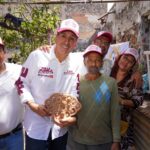 Convive Pepe Chedraui con alfareros del Barrio de La Luz, punto emblemático de la ciudad