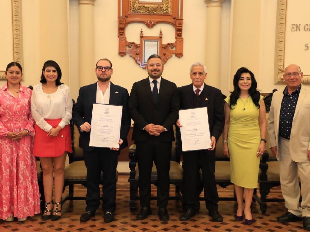Dan Premio Anual en Salud Municipal al doctor Guillermo Calva y a Hospital Puebla