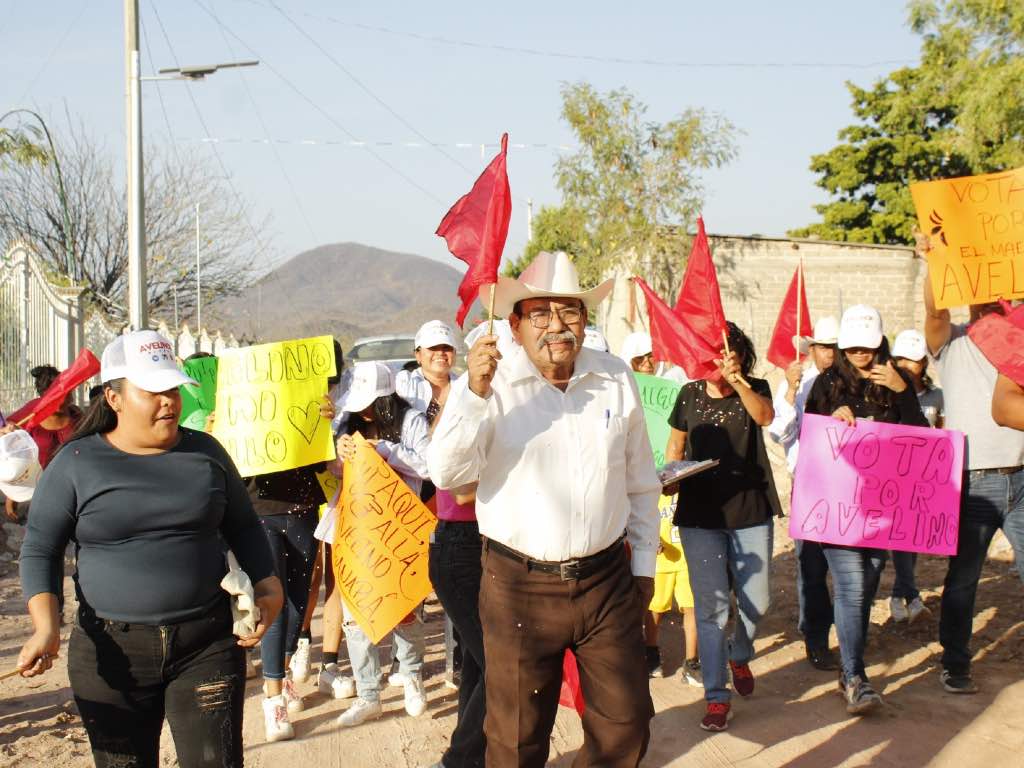 El candidato Avelino Rivera visita y escucha a vecinos de Tezoquipan