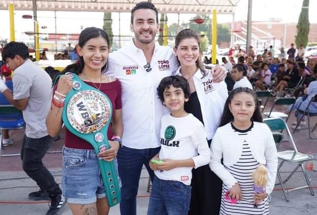 Promueven el deporte Gaby 'La Bonita' Sánchez y Toño López en Agua Santa