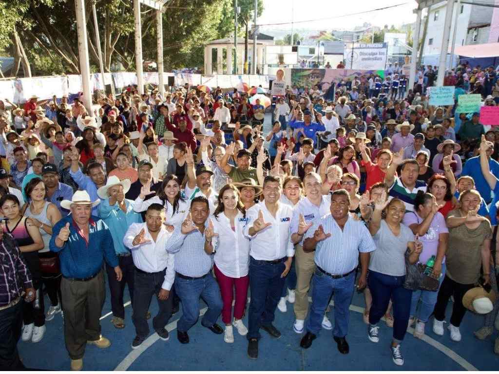 Lalo Rivera y Mario Riestra se comprometen a atender calles de Azumiatla