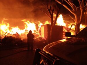 Se incendian subestación de CFE y bodega de madera en Cuautlancingo