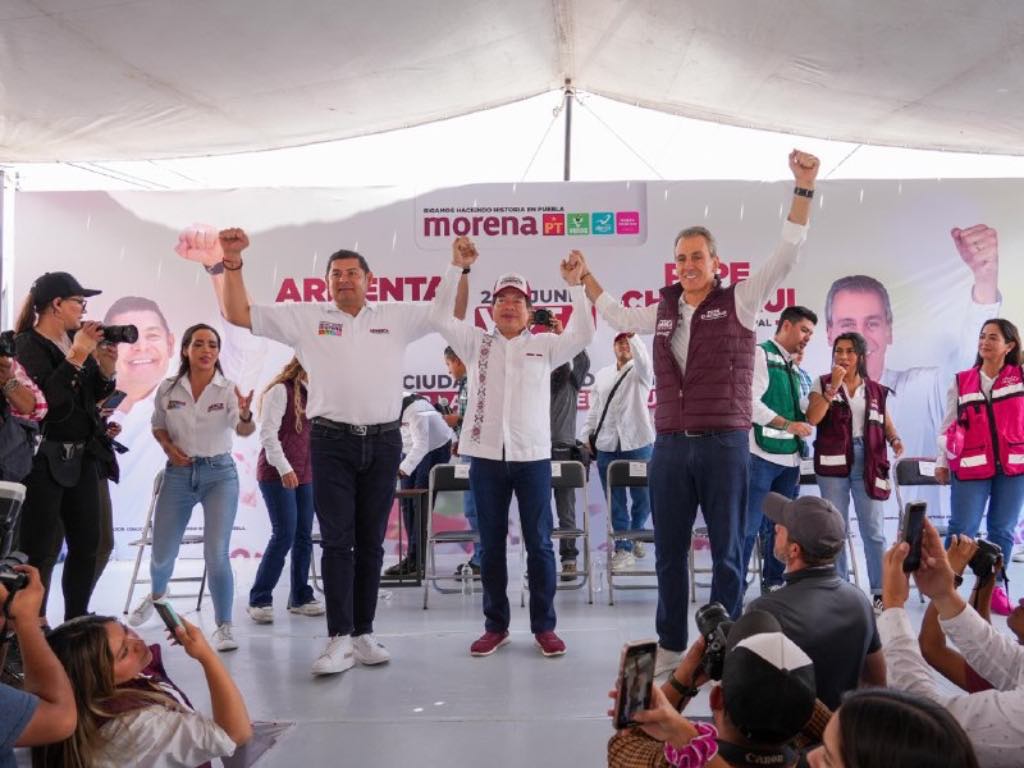 Mario Delgado acompaña a Pepe Chedraui y Alejandro Armenta en la Ignacio Zaragoza