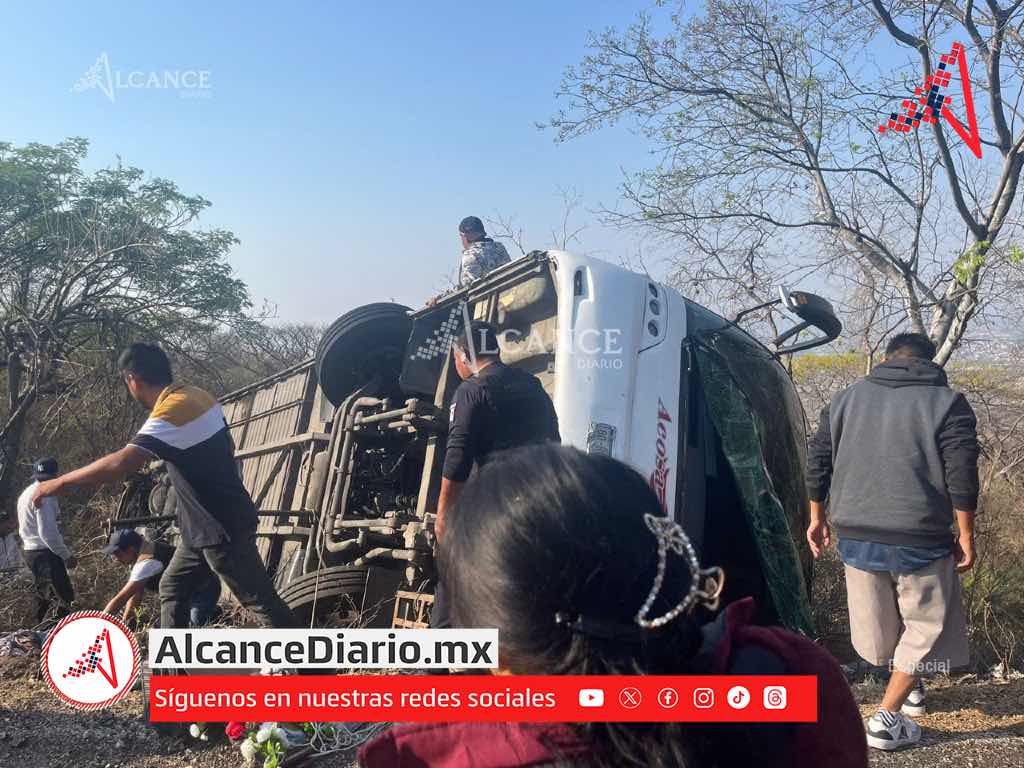 Tres muertos y diez heridos tras volcar autobús con peregrinos de Quecholac; iban a Huehuetlán El Grande
