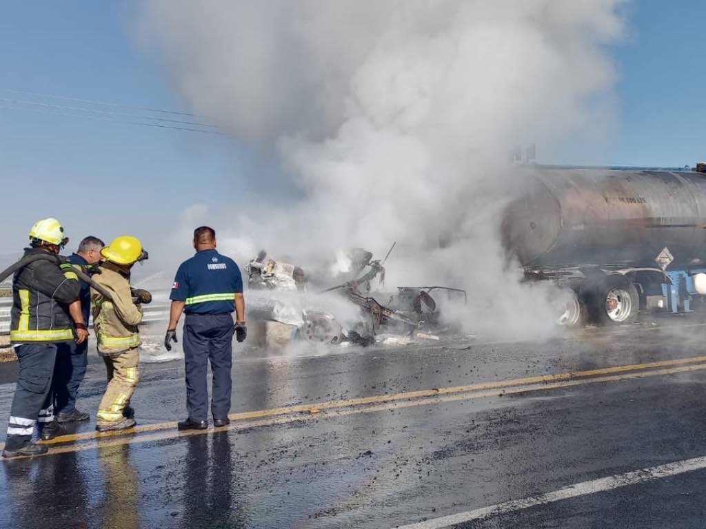 Se incendia una pipa en la autopista Tehuacán- Oaxaca