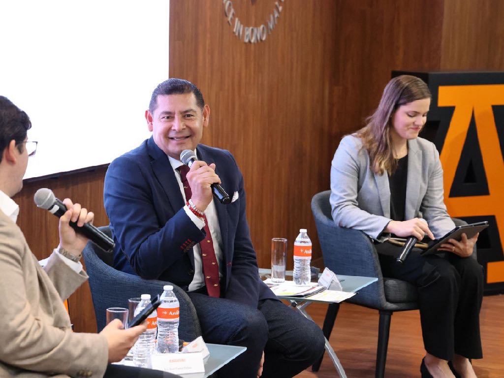 Platica Armenta con comunidad estudiantil de la Anáhuac Puebla