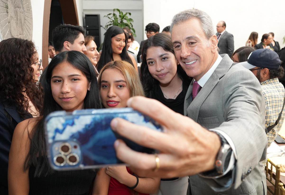 Platica Pepe Chedraui con estudiantes de la Libre de Derecho