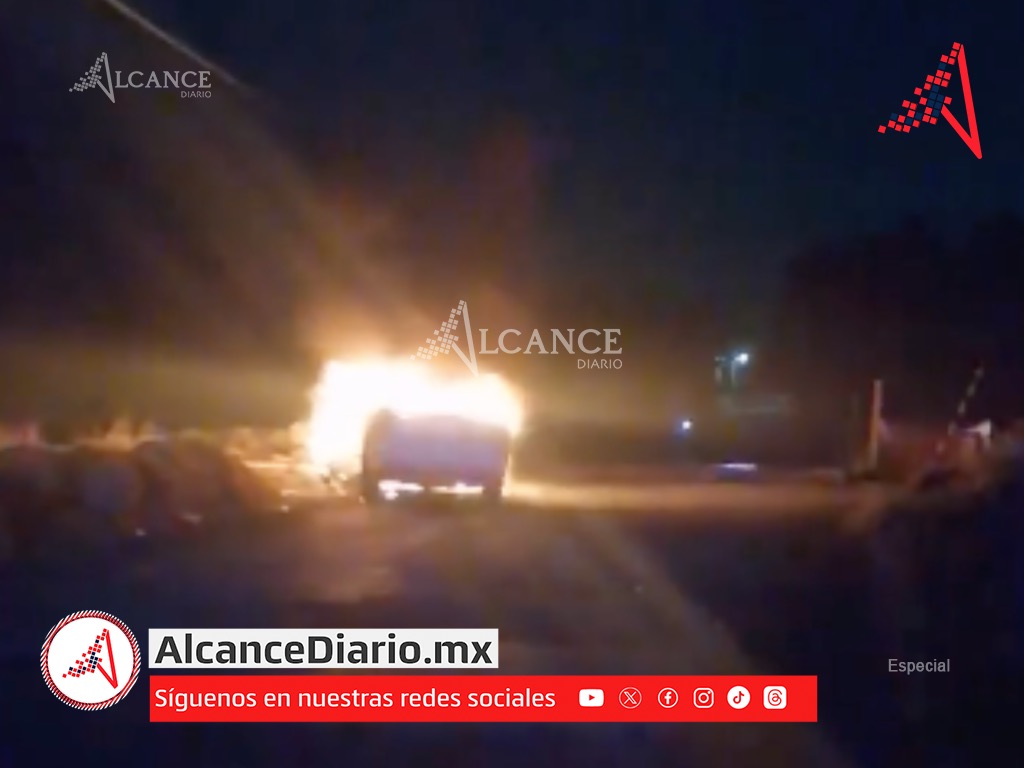 Pobladores de Tepatlaxco queman vehículo de presunto delincuente