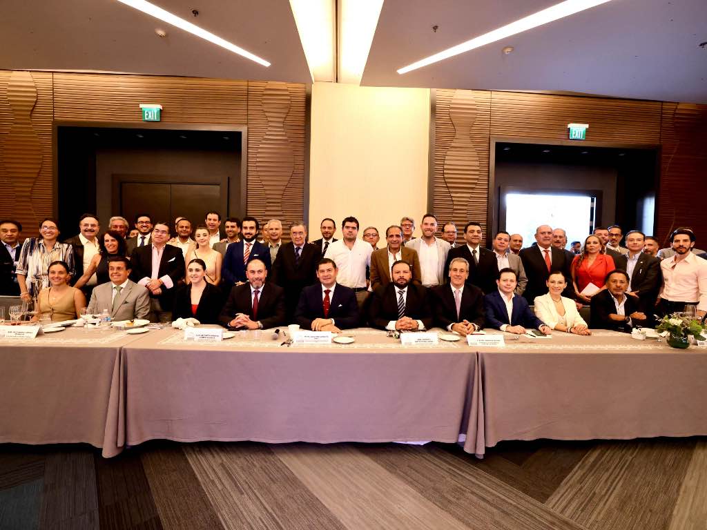 Presenta Alejandro Armenta Plan Estratégico 2024-2030 a empresarios de la vivienda en Puebla