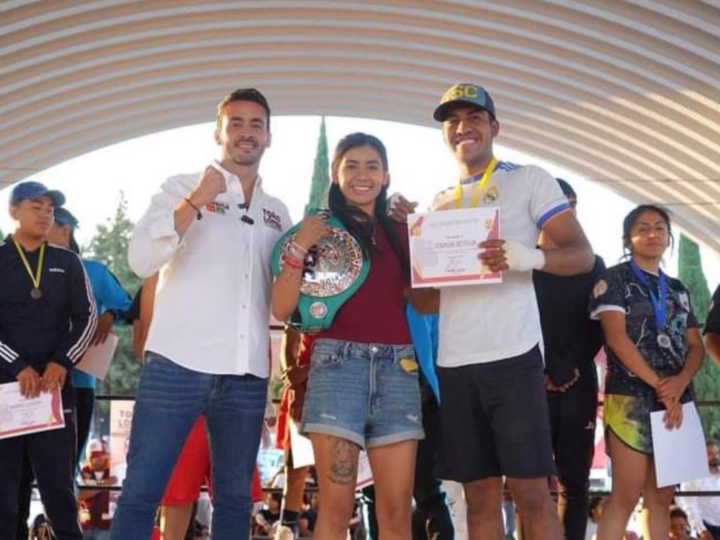 Promueven el deporte Gaby 'La Bonita' Sánchez y Toño López en Agua Santa