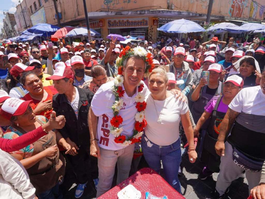 Recorre Pepe Chedraui el Mercado 5 de Mayo y convive con locatarios