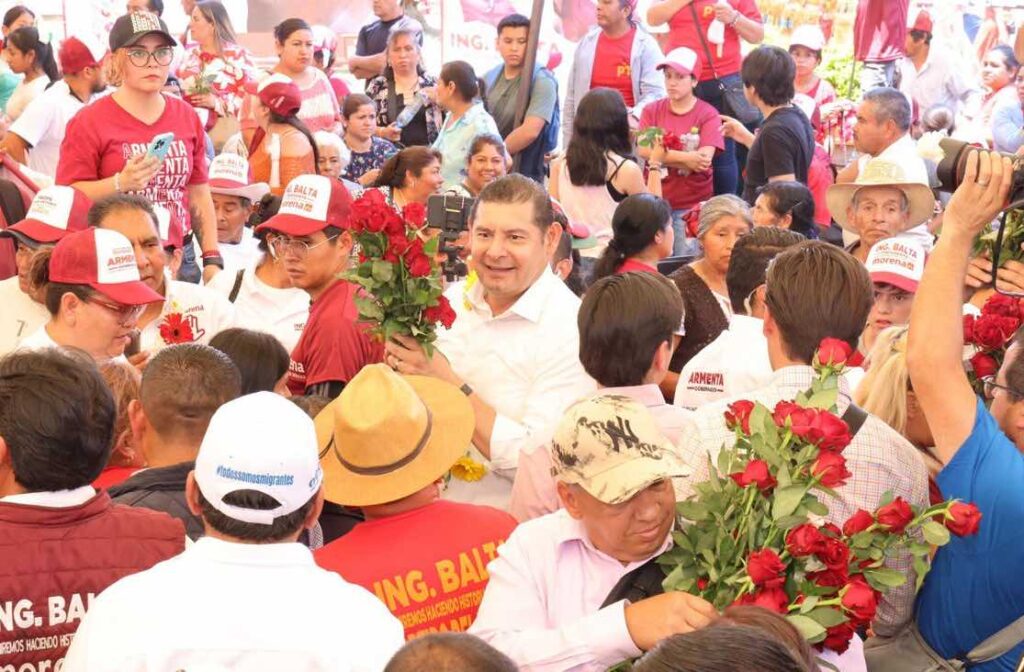 Las madres son los pilares de los hogares: Alejandro Armenta en Xiutetelco