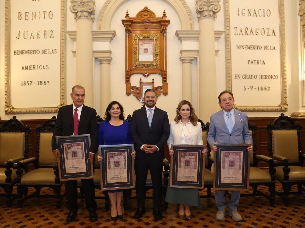 Empresarios poblanos reciben la Cédula Real de Puebla