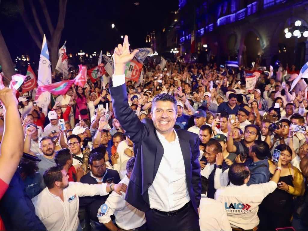 Lalo Rivera celebra con simpatizantes tras asegurar haber ganado el debate