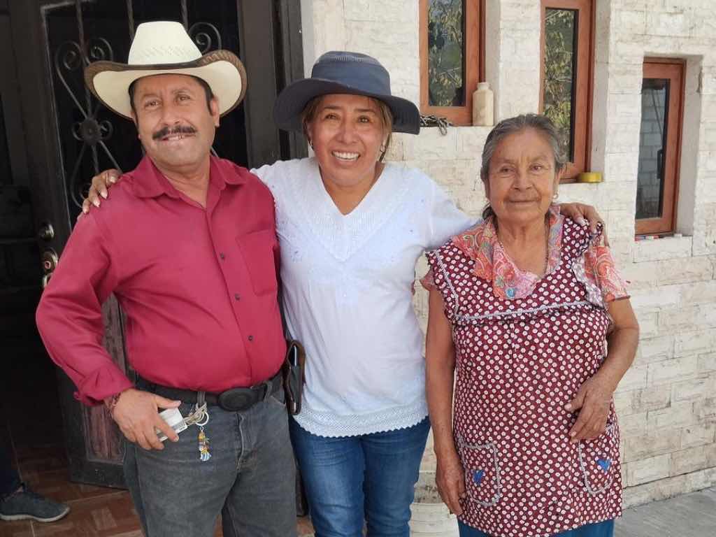Lorena Castillo, candidata a la presidencia municipal continúa recorriendo las calles de Cuayuca