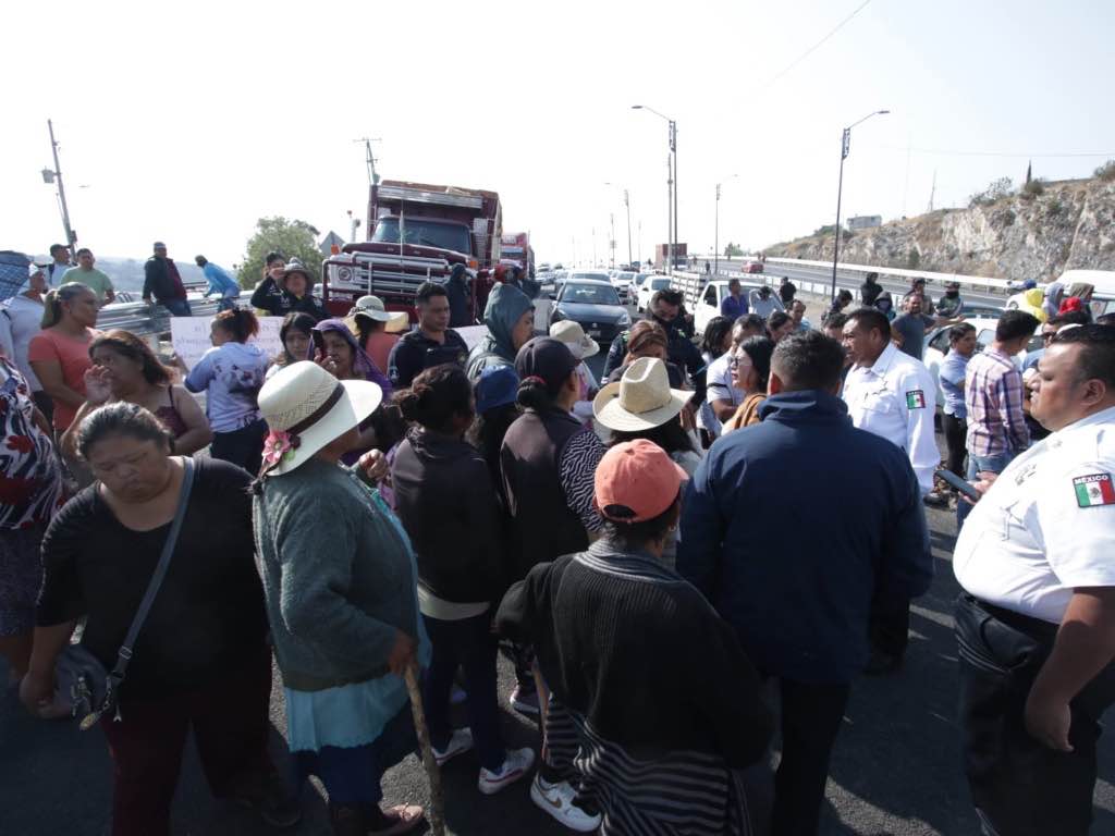 ¡Otra vez! Vecinos cierran el Periférico Ecológico por la construcción del RUTA 4