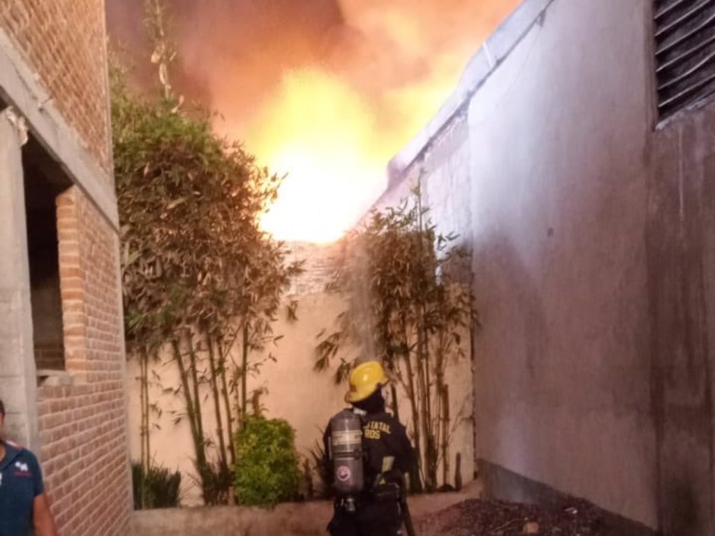 ¡Impresionante! Incendio consume fábrica de veladoras en San Martín Texmelucan