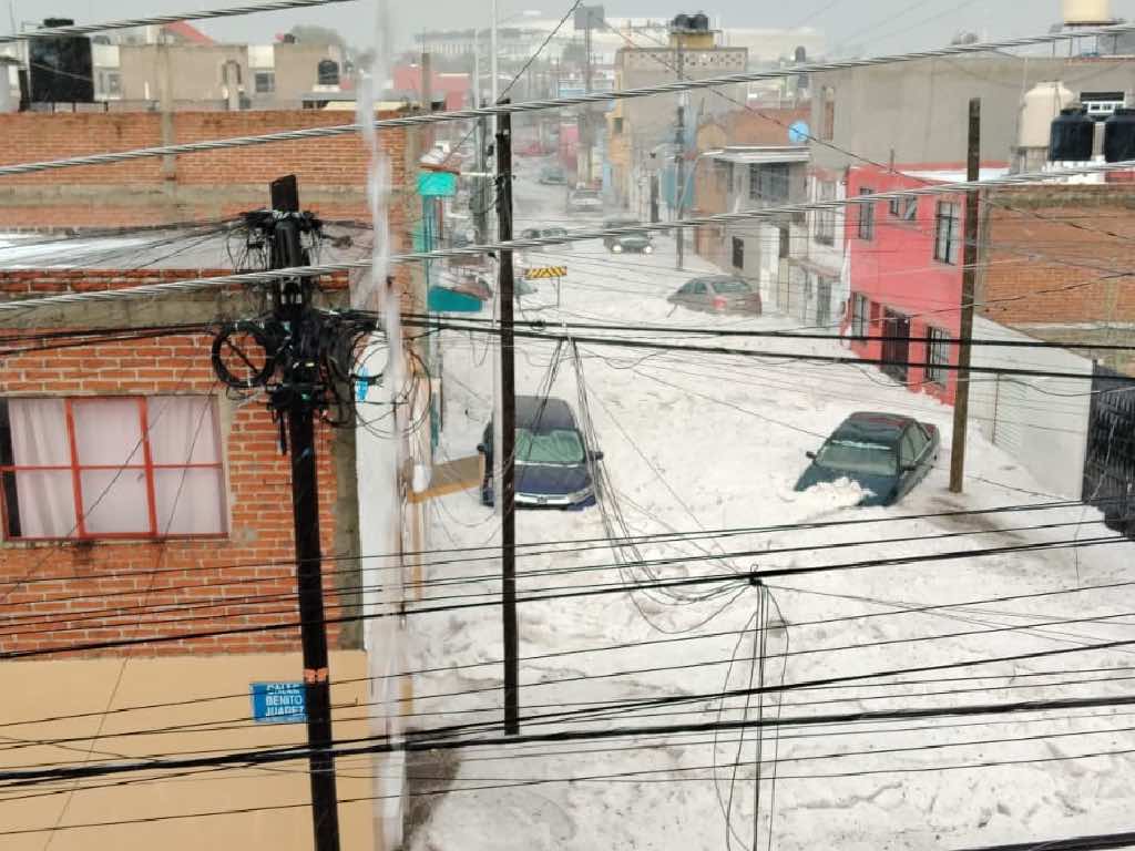 Lluvia hace de las suyas al norte de Puebla capital: en la Fco I. Madero se quedan atrapados por granizo e inundaciones