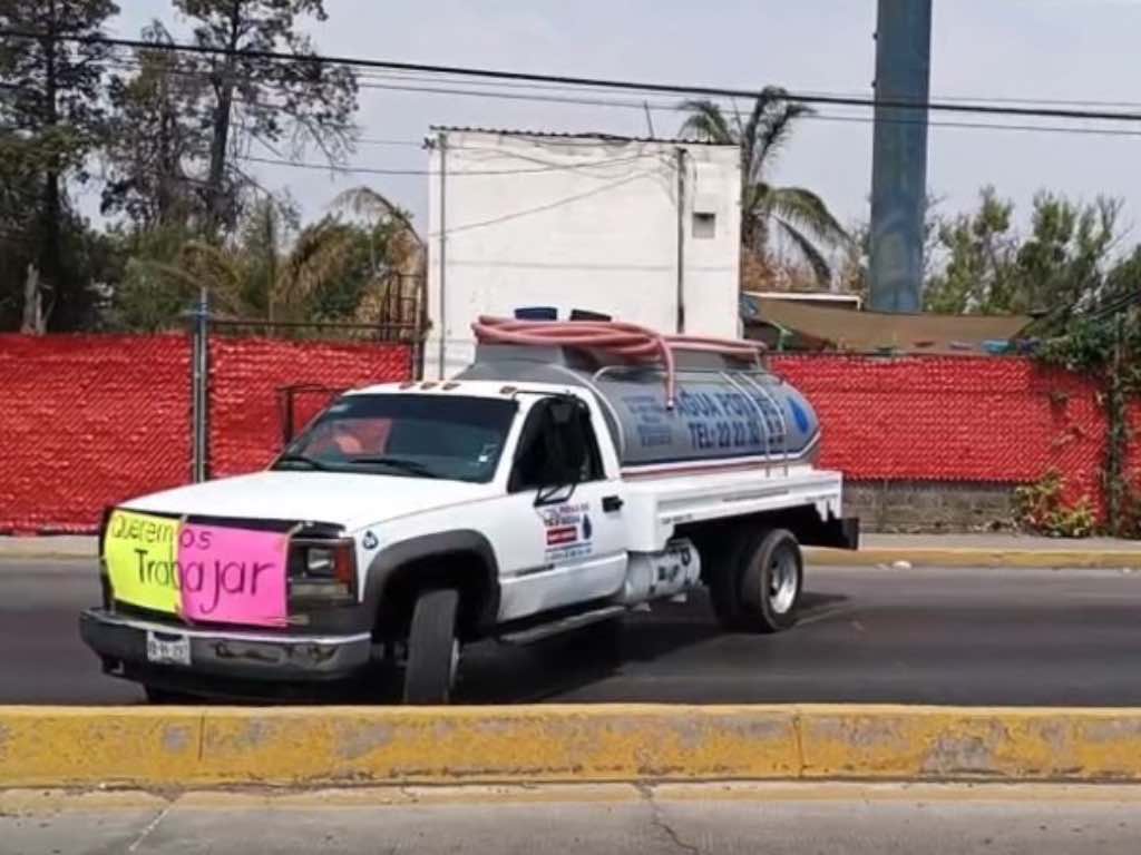 Piperos bloquean cinco vialidades de Puebla; exigen reapertura de pozos de agua
