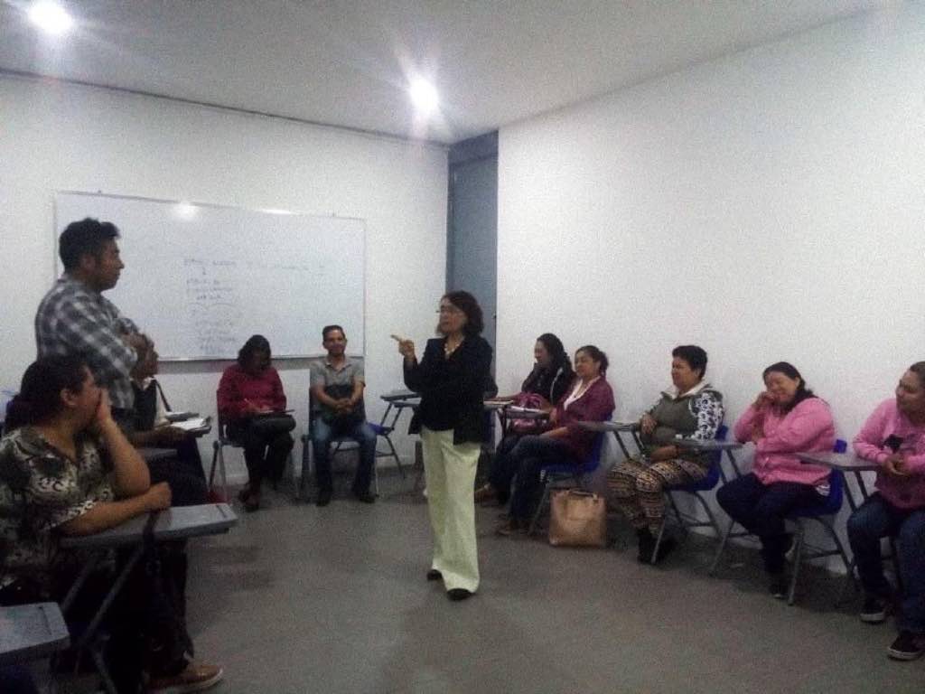 SMDFI imparte talleres para padres y madres de familia