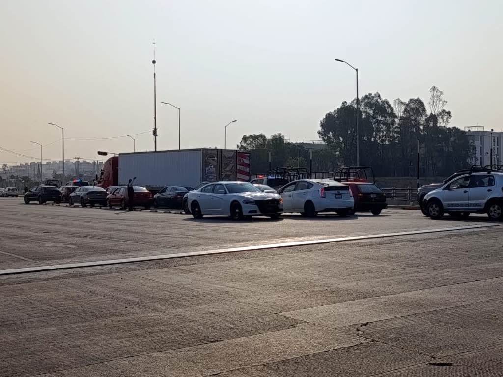 Policía Estatal detiene a dos hombres y recuperan tráiler en el bulevar Carmelitas