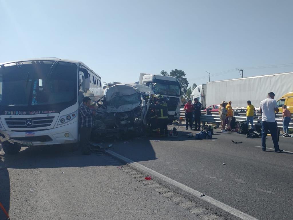Once lesionados deja accidente entre dos unidades de transporte en la México-Puebla