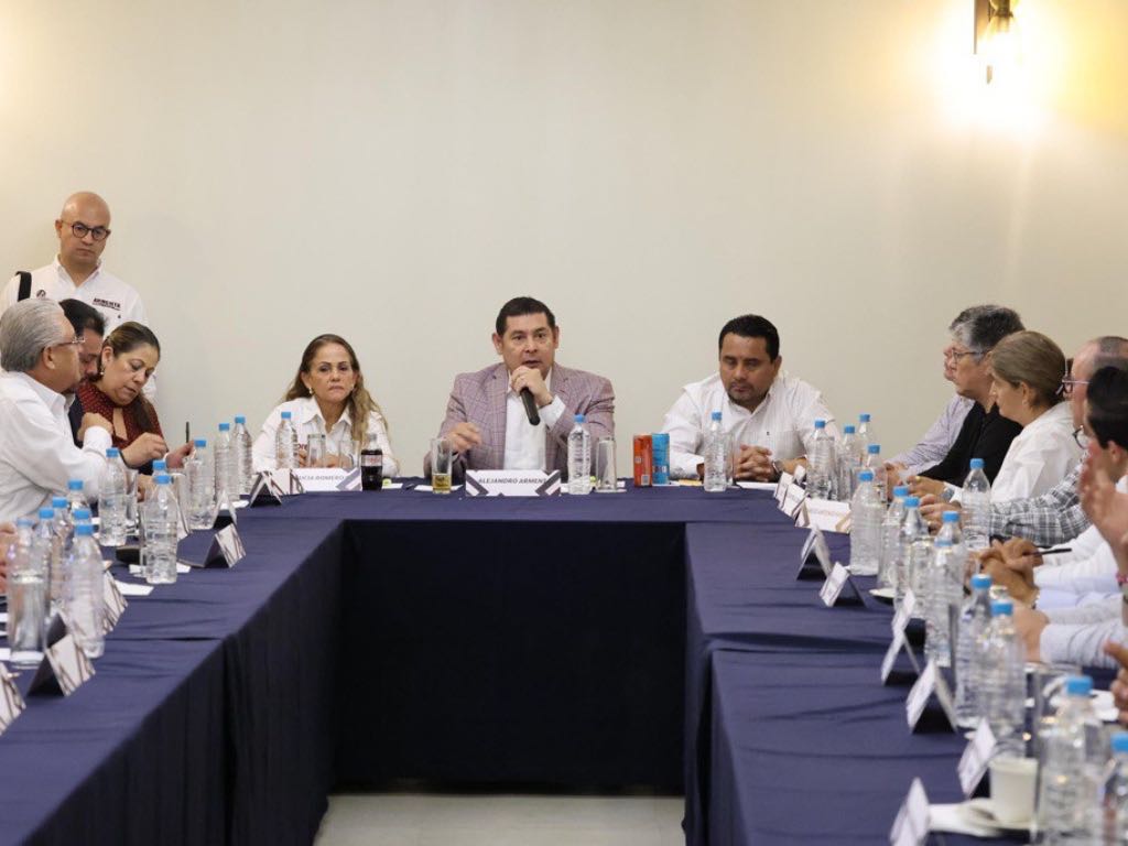 Alejandro Armenta establece mesa de trabajo en Tehuacán para desarrollo económico