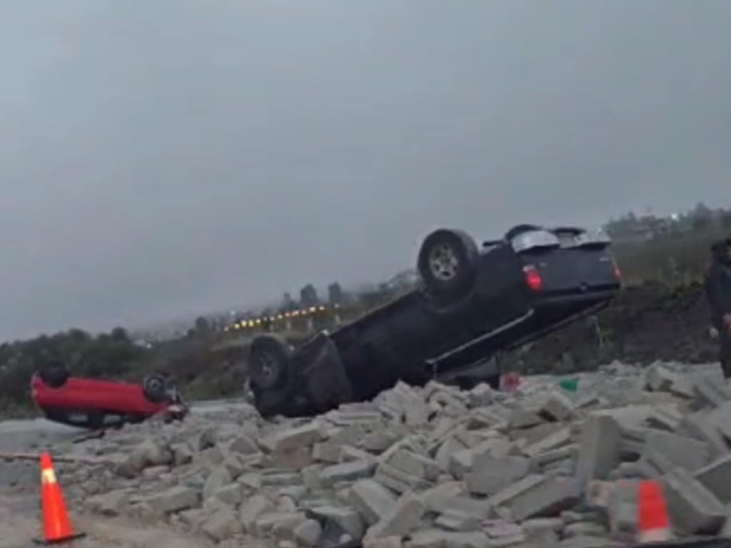 Camión con material de construcción tira carga en la Atlixco-Puebla y causa volcadura de dos vehículos
