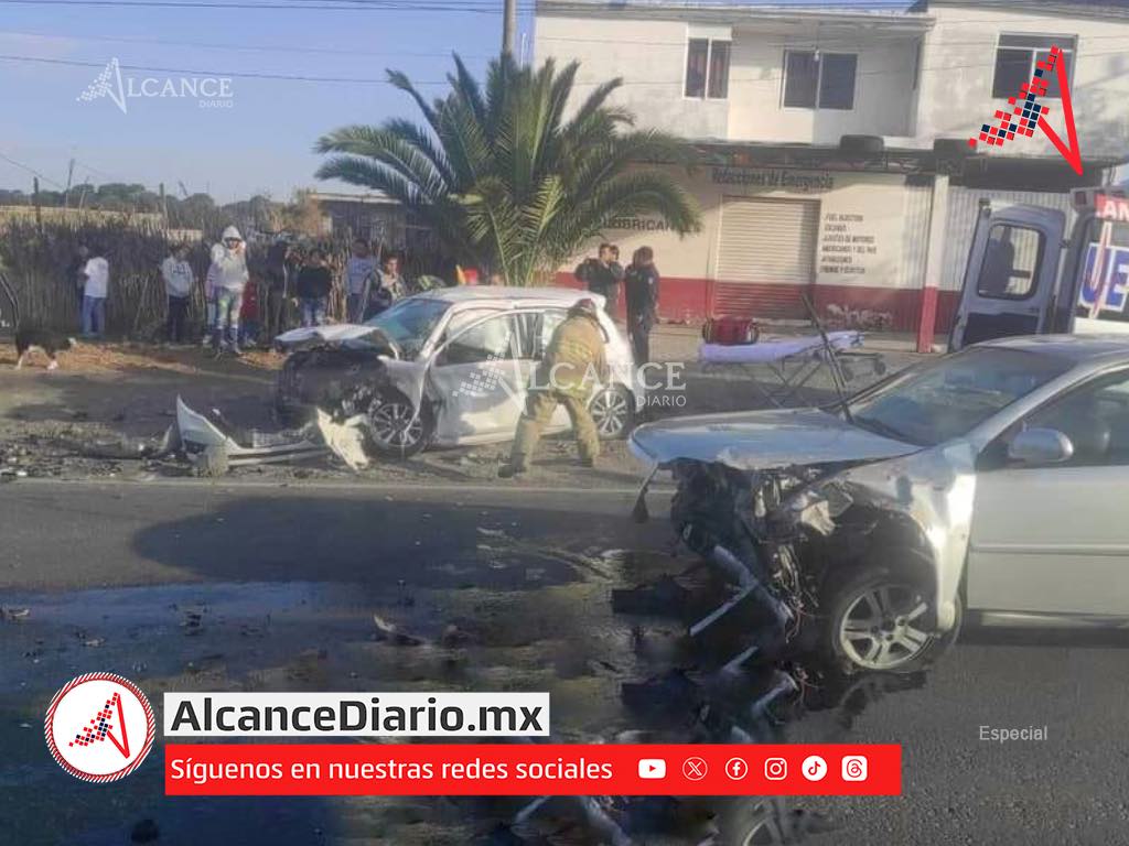 Choque en la Amozoc-Nautla deja a dos personas prensadas