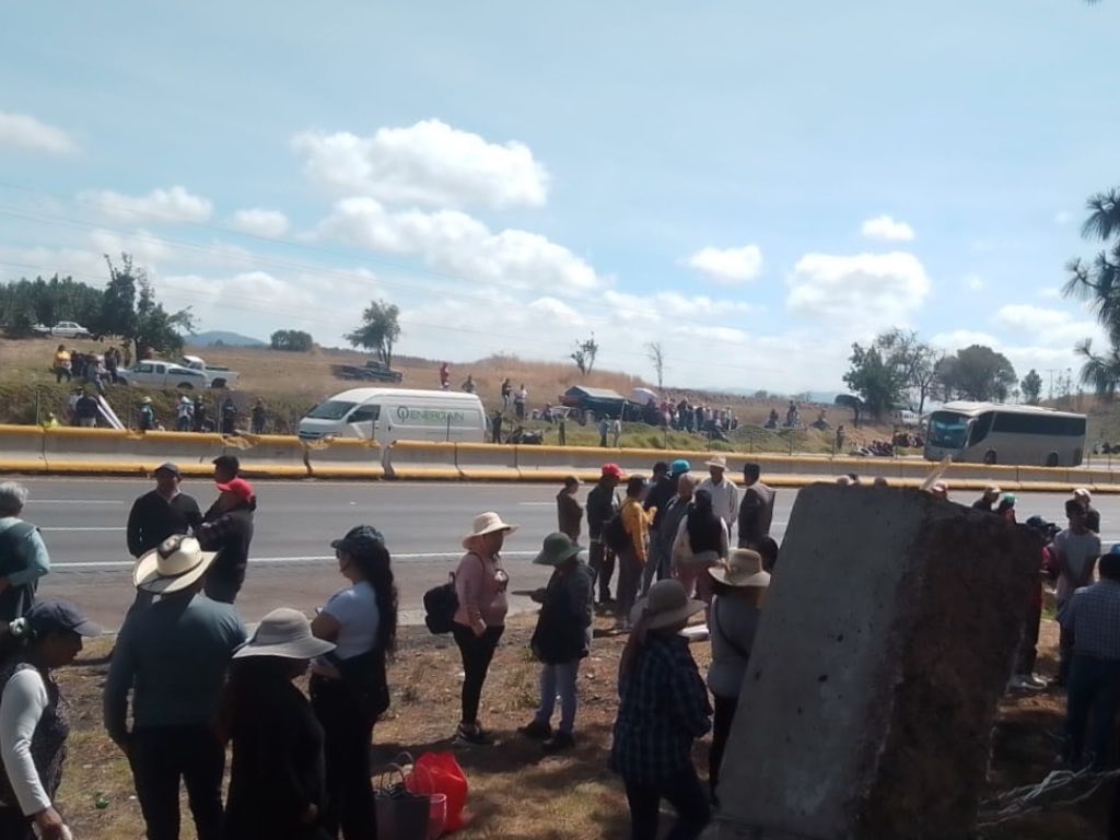 Ejidatarios de Tlahuapan cierran ambos carriles de la México-Puebla